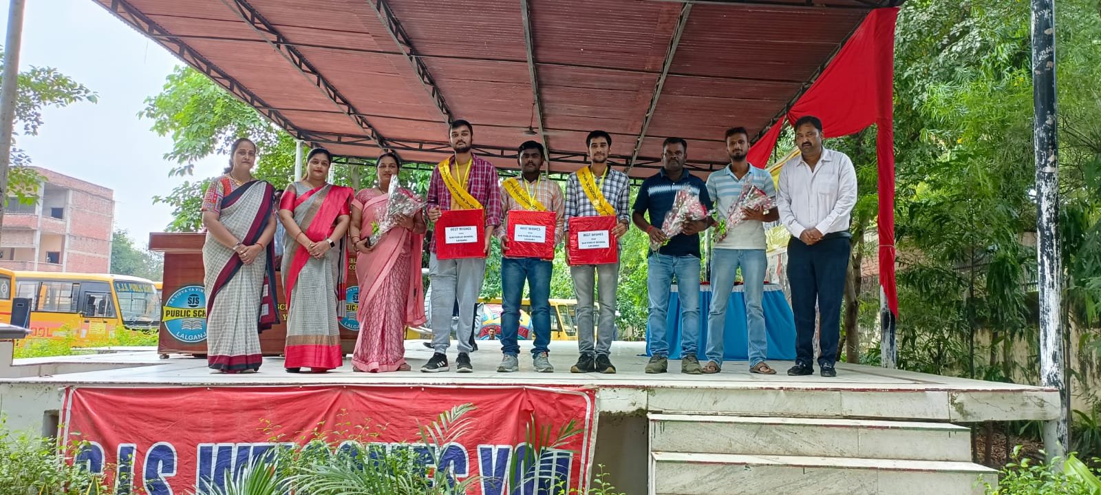 Raibareli-एस.जे.एस. में आईआईटी और नीट क्वालिफाइड बच्चों को किया गया सम्मानित