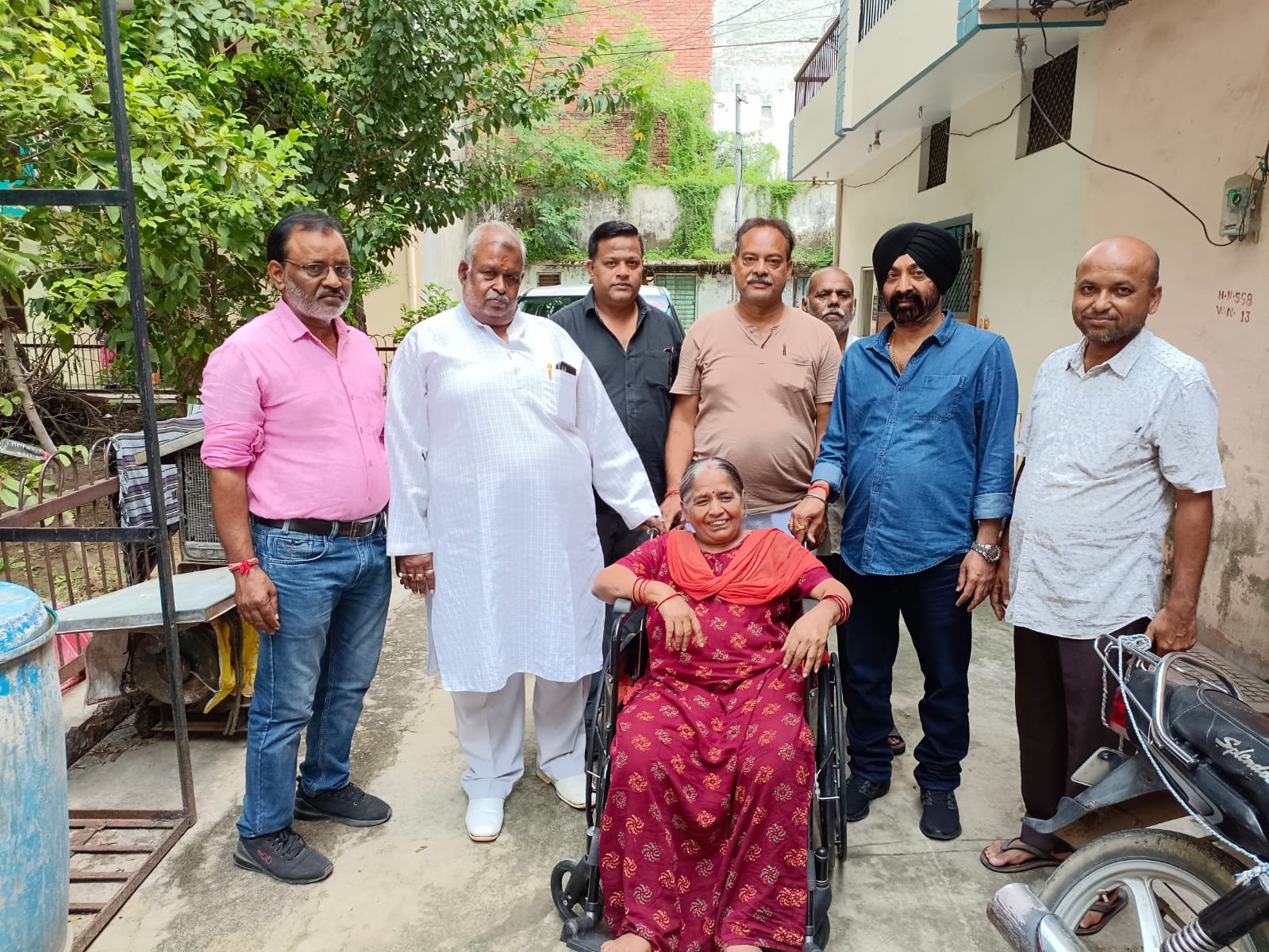 Raibareli-प्रधानमंत्री के जन्मदिन पर व्हीलचेयर पाकर बुजुर्ग महिला को मिली खुशी