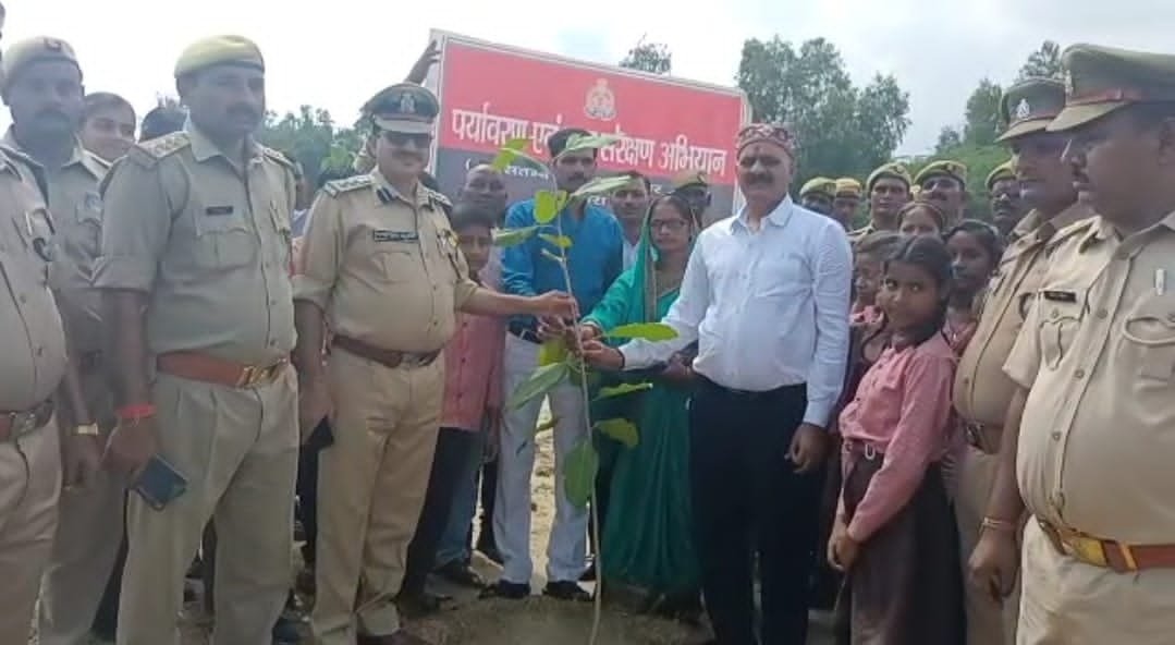 Raibareli-अमृत सरोवर नीमटीकर में चलाया गया वृक्षारोपण अभियान