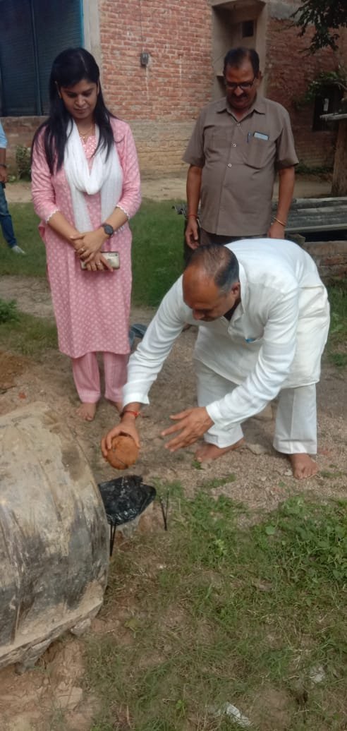 Raibareli-नारियल तोड़कर डलमऊ नगर पंचायत अध्यक्ष ने किया शुभारंभ