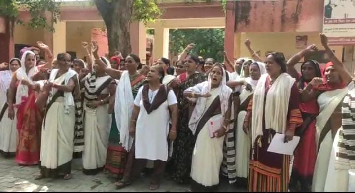 रायबरेली- छह माह से वेतन ना मिलने से नाराज आशा व संगिनी ने सीएचसी परिसर में जमकर की नारेबाजी,,,,,