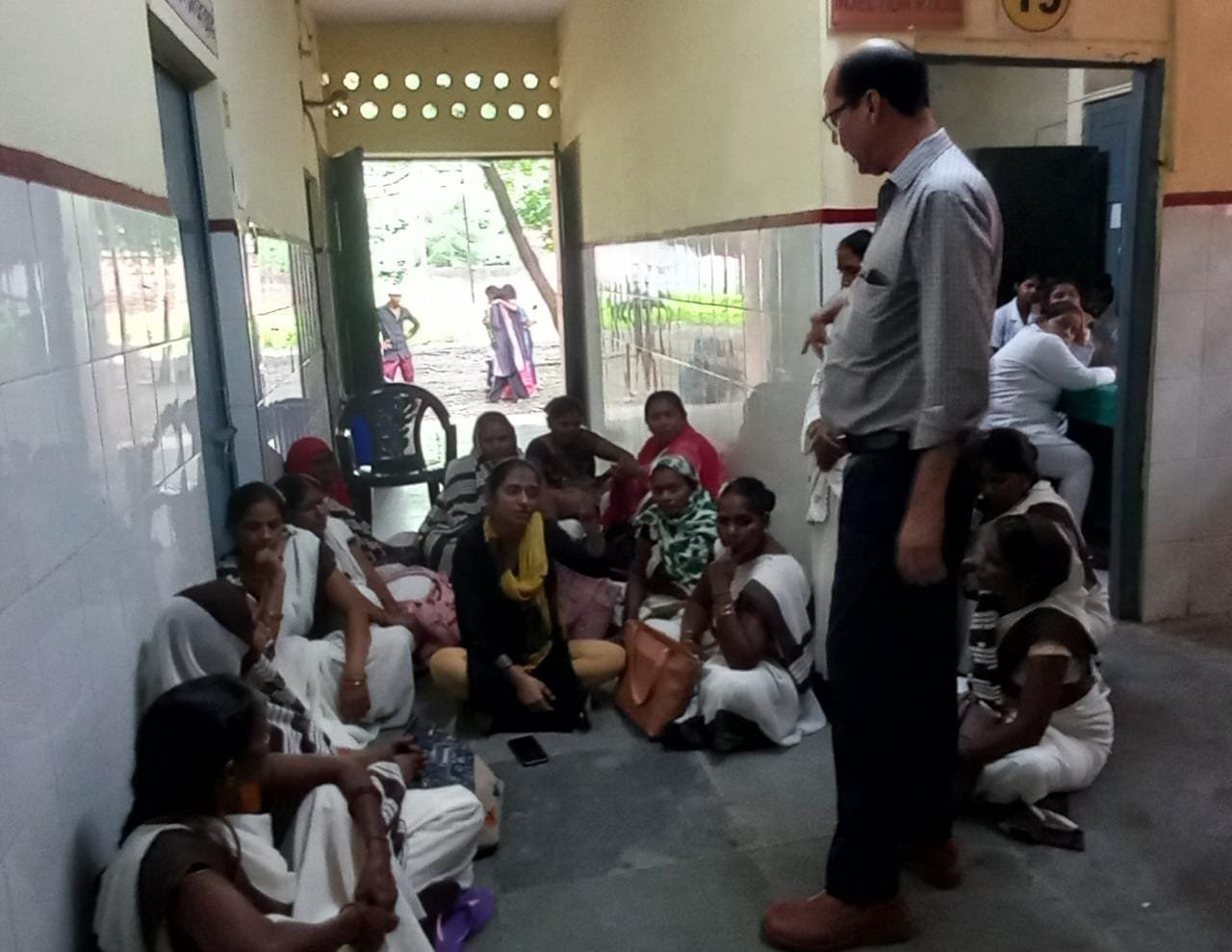 रायबरेली- संविदा महिला आपरेटर ने सीएचसी अधीक्षक पर लगाया धन उगाही  समेत गम्भीर आरोप,,,