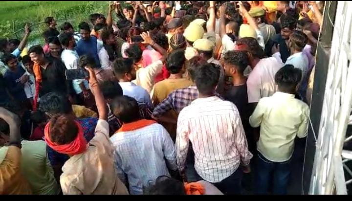 रायबरेली- मूर्ति विसर्जित करने जा रहे डीजे संचालक को सलोन कोतवाल ने पीटा मचा बवाल,,,