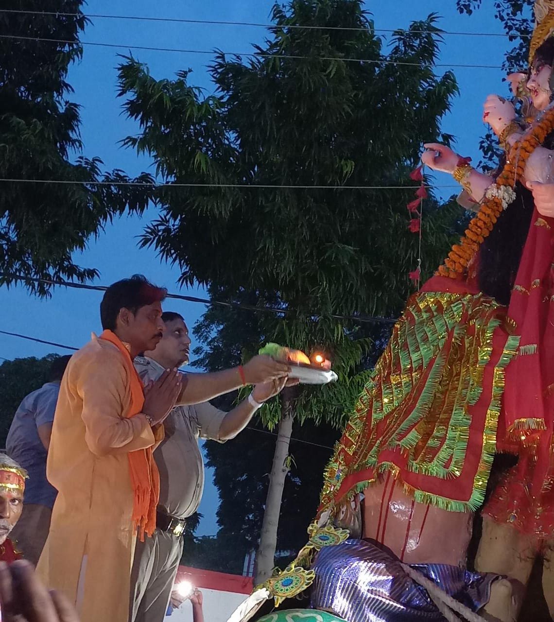 रायबरेली-मूर्ति विसर्जन यात्रा को कोतवाल संजय त्यागी ने दुर्गा मां की मूर्ति को चुनरी चढ़ाकर की पूजा,,,