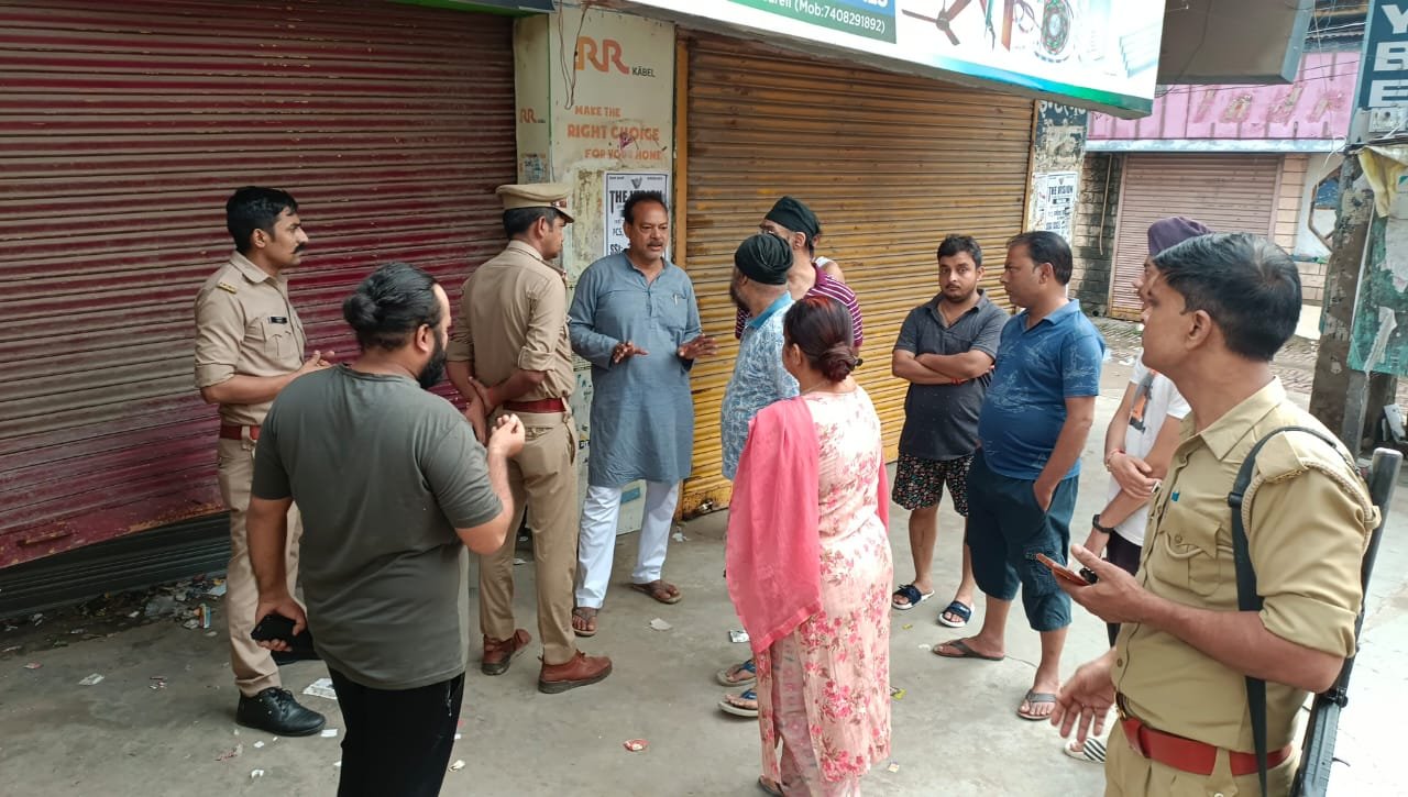 Raibareli-बिजली की दुकान में हुई चोरी का व्यापार मंडल ने जल्द खुलासे की है  मांग