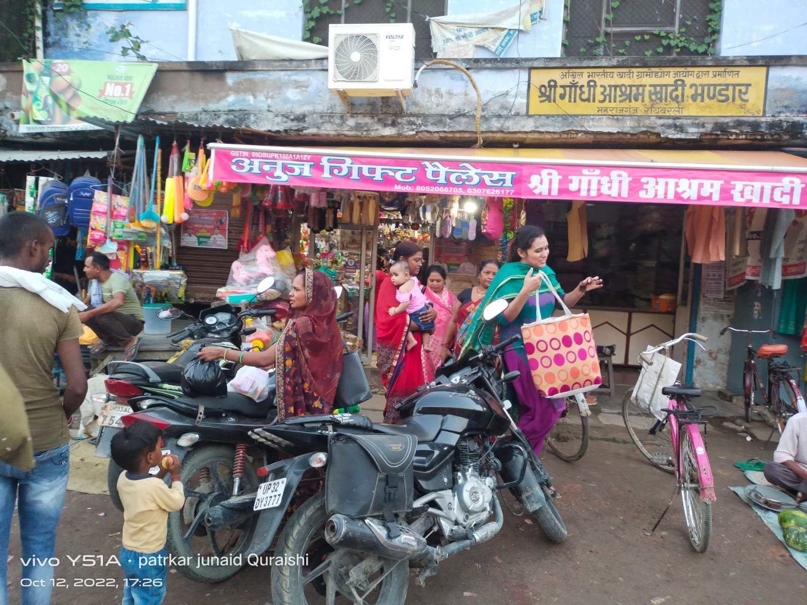 Raibareli-बाजारों में दिखी रौनक कल मनाया जाएगा करवा चौथ का त्यौहार