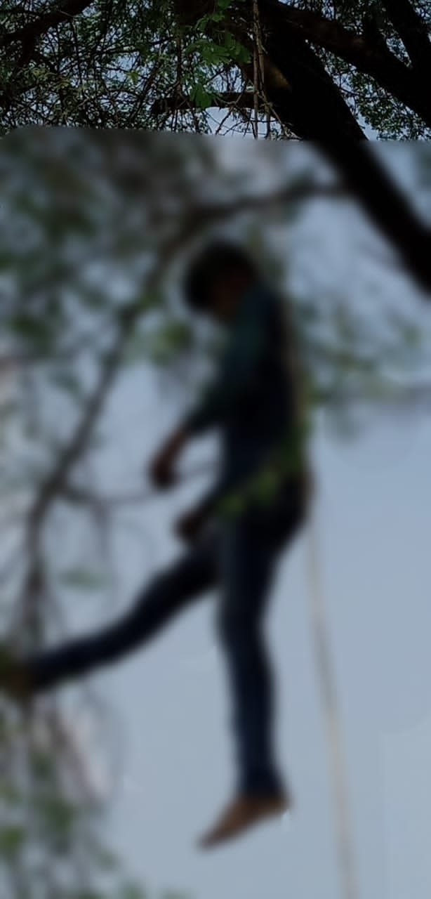 Raibareli-युवक का संदिग्ध परिस्थितियों में बबूल के पेड़ से फांसी पर लटकता मिला शव*