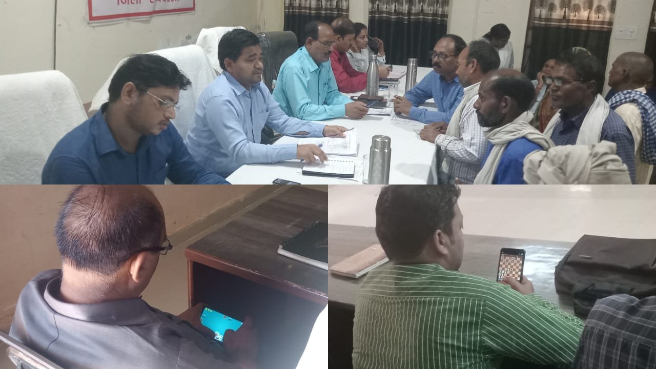 Raibareli-तहसीलदार साहब करते रहे जनसुनवाई, उधर दूसरे साहब खेलते रहे मोबाइल में गेम*