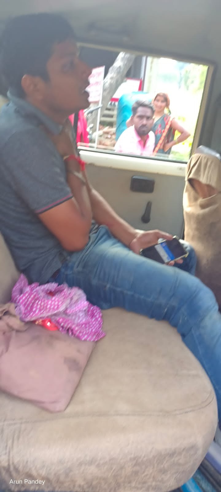 Raibareli-मार्ग दुर्घटना में मोटरसाइकिल सवार समेत दो लोग गंभीर रूप से घायल हुए हैं।