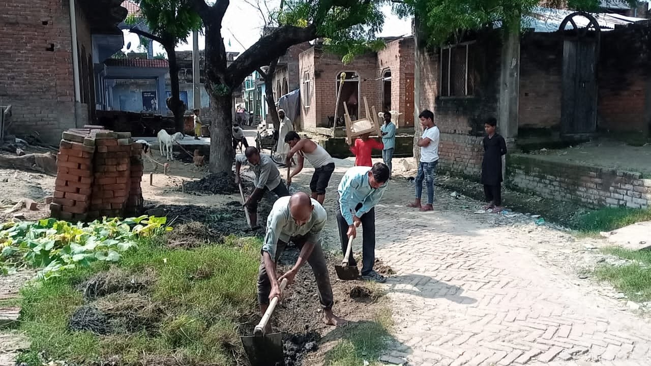 Raibareli-बेवली गांव में सफाई कर्मी के न आने से गांव में लगा गंदगी का अंबार।