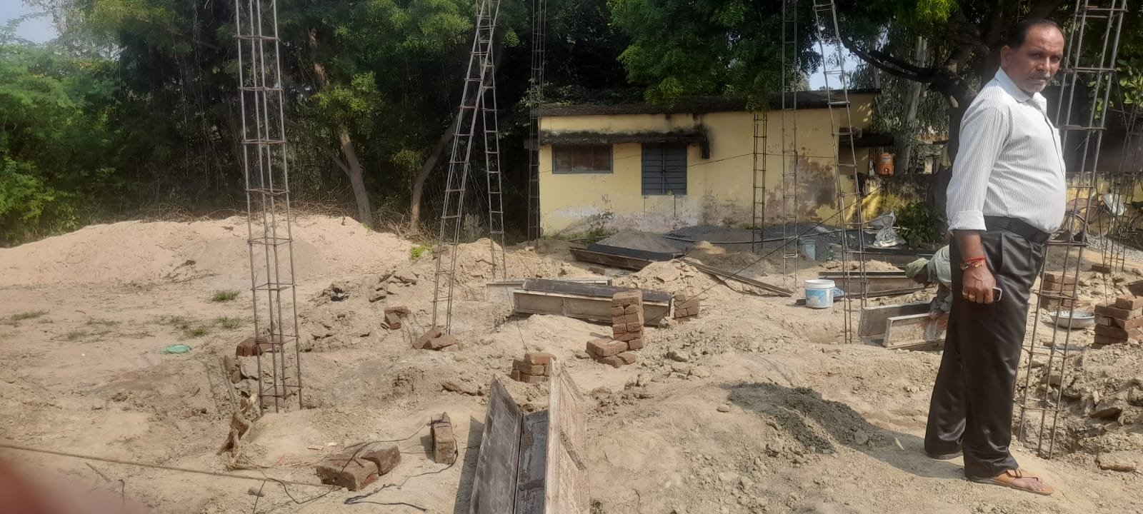 रायबरेली-बेशकीमती  जमीन पर हो अवैध निर्माण, प्रशासन मौन 