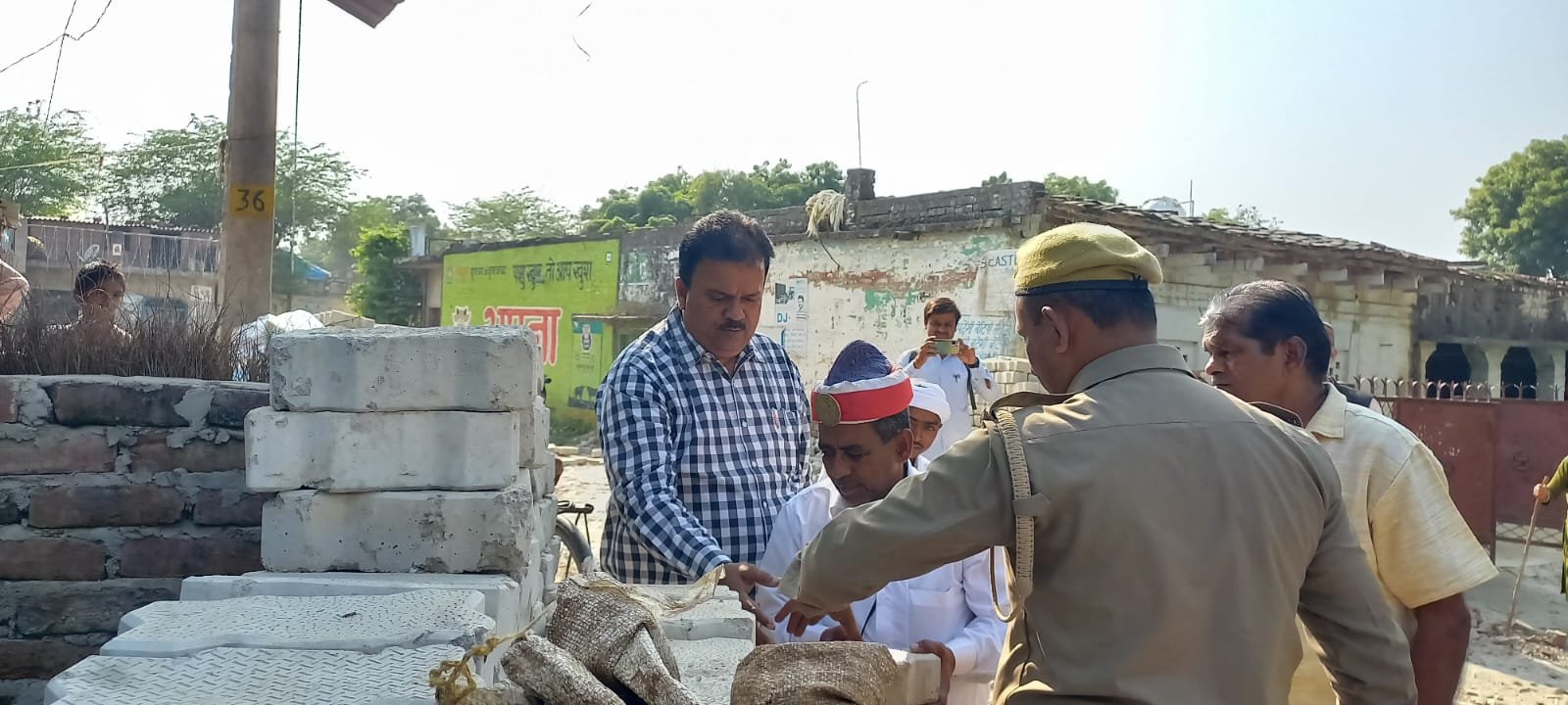 रायबरेली-R एक्सप्रेस खबर का हुआ  असर पट्टीरहस कैथवल गांव जांच करने पहुचे एसडीएम,,,,