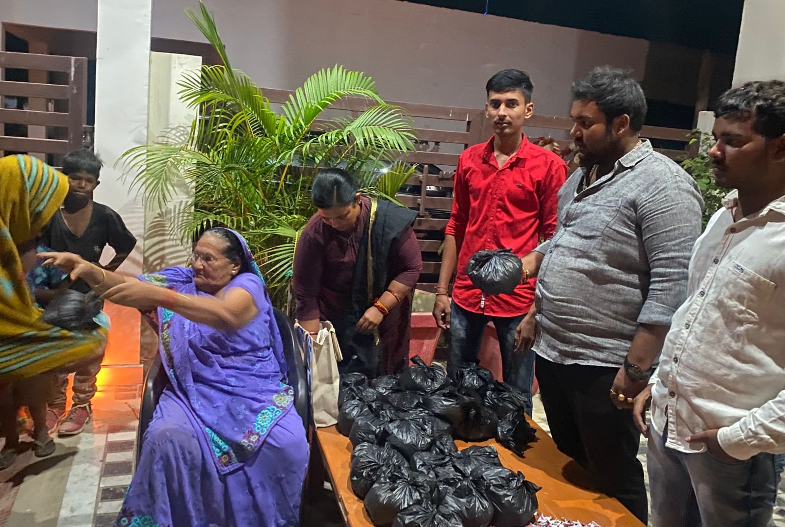 Raibareli-समाजसेवी अनुष्ठान सिंह ने जरूरत मंद लोगो को वितरण की दीवाली किट