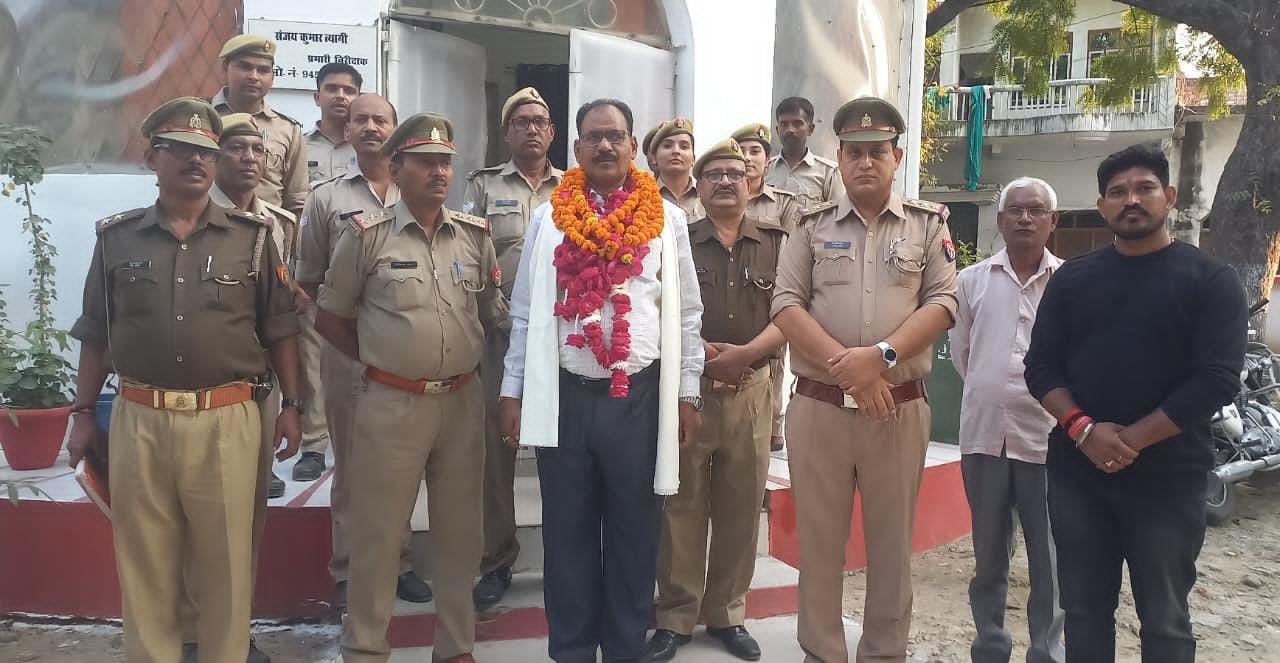 रायबरेली-सबस्पेक्टर लालमणि यादव हुए सेवानिवृत्त,कोतवाल ने गीता भेंटकर की विदाई