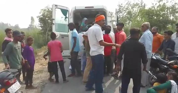 रायबरेली-पिकअप की टक्कर से मां बेटे घायल, मां जिला अस्पताल रेफर,,,