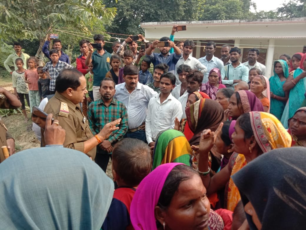 Raibareli-बजरंग दल व विश्व हिन्दू परिषद ने धर्मपरिवर्तन करा रहे लोगो को पकड़ा*