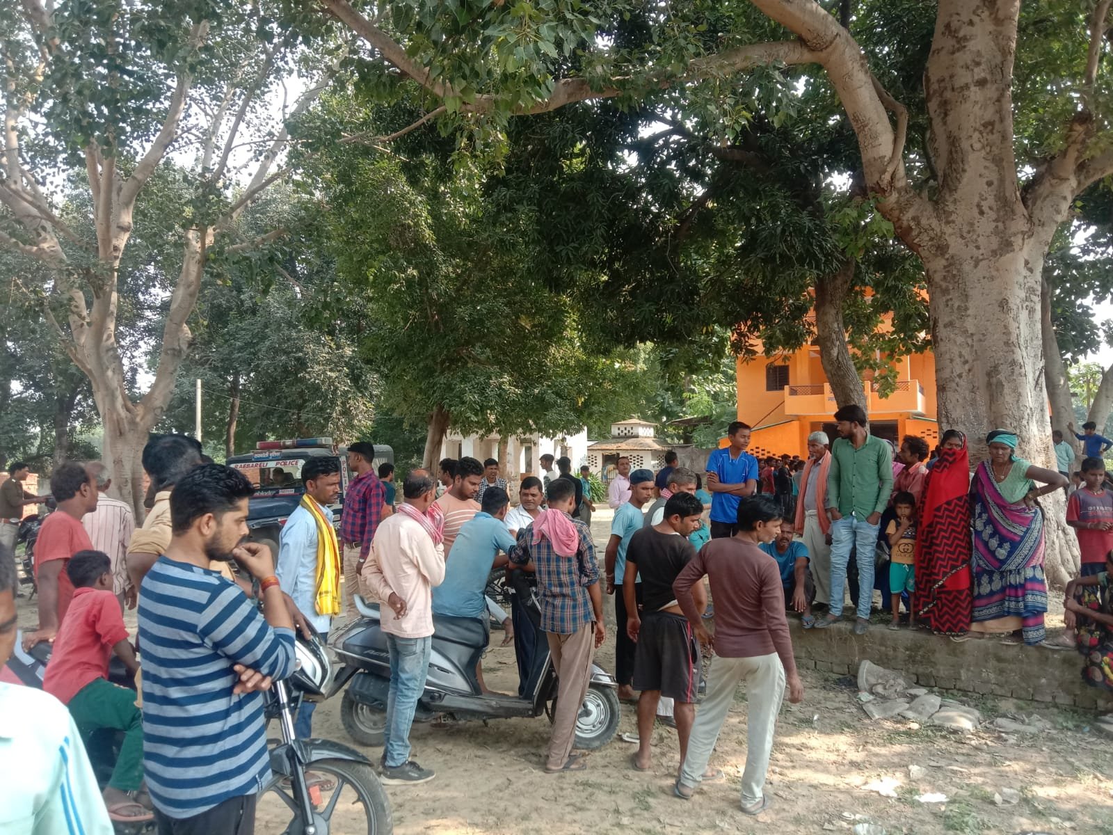 रायबरेली-*संदिग्ध परिस्थितियों में मंदिर परिसर स्थित तालाब में उतराता मिला युवक का शव,मचा हड़कंप*