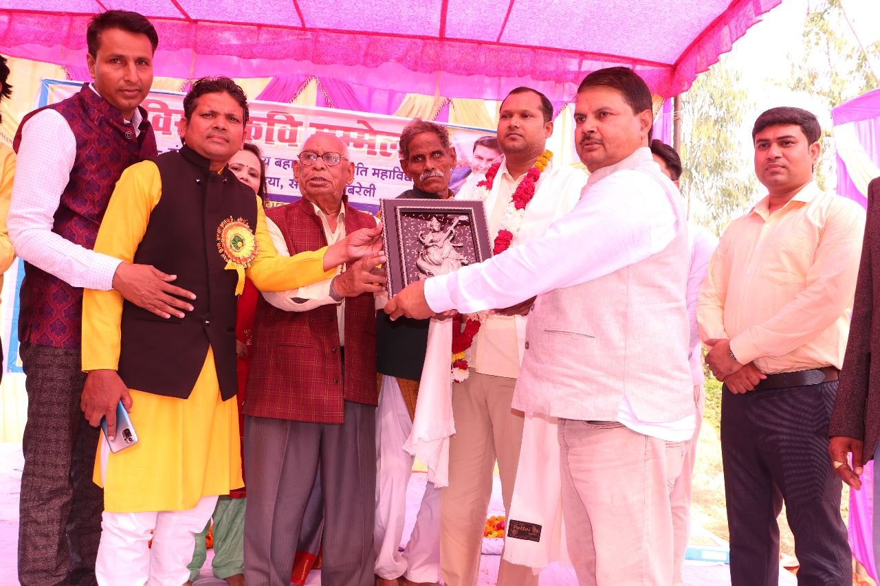 Raibareli-कवि सम्मेलन में हुआ मेधवियों का सम्मान।