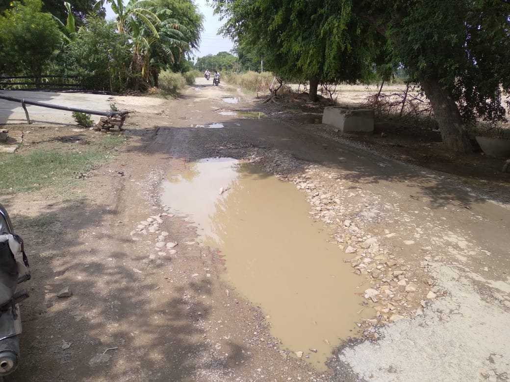 Raibareli- सड़क तो है लेकिन चलना दूभर..