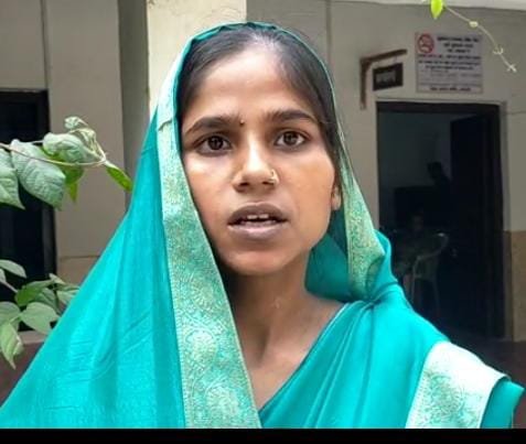 रायबरेली-मृत्यु प्रमाण पत्र के लिए दो महीने से ब्लॉक के चक्कर लगा रही महिला।