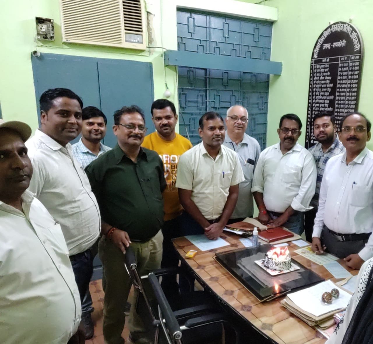 Raibareli-अपनी तैनाती का एक वर्ष पूरा होने पर डीपीओ जयपाल वर्मा ने केक काटकर मनाया जश्न