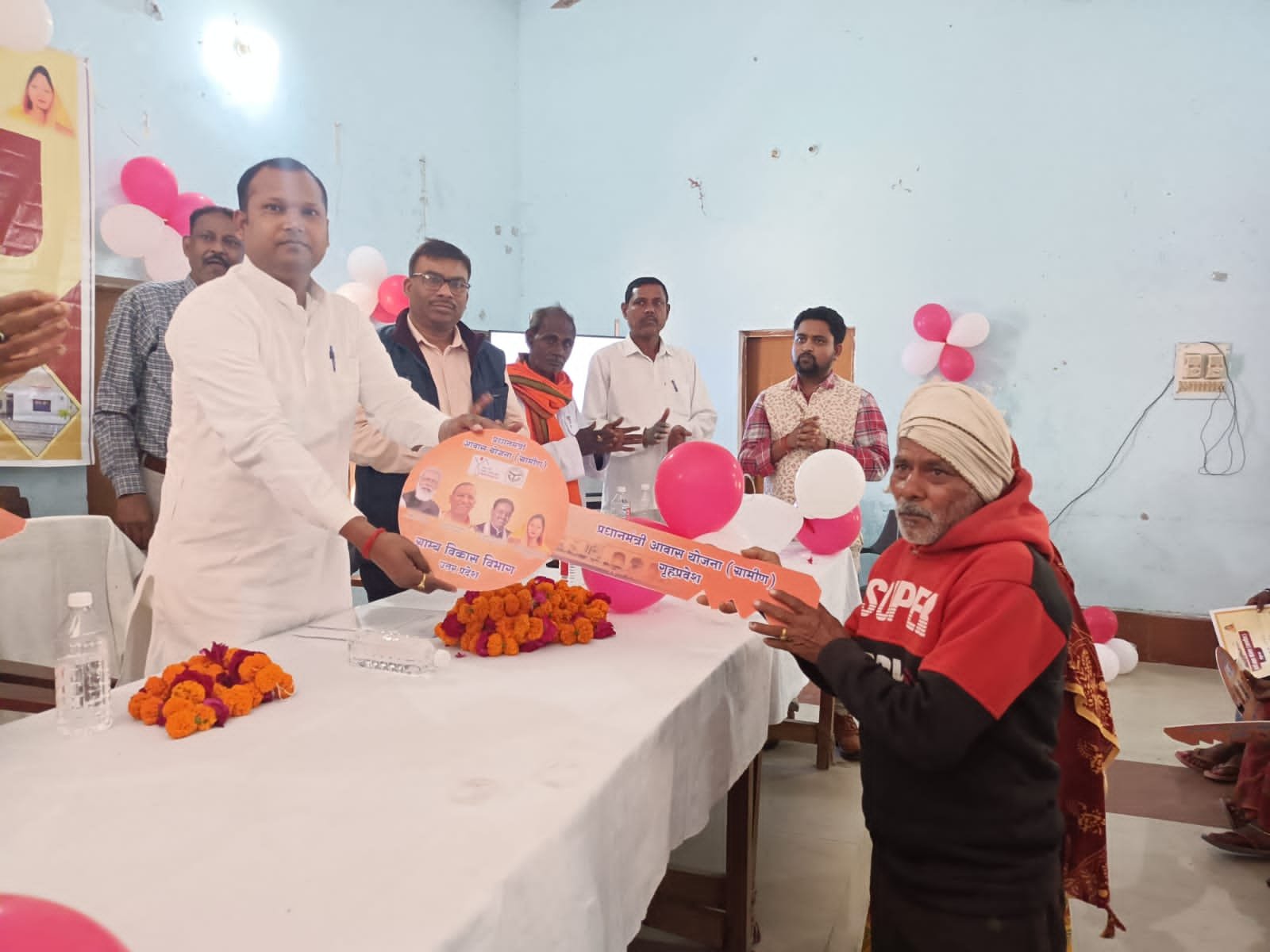 रायबरेली-भाजपा विधायक ने प्रधानमंत्री आवास के लाभार्थियों को उनके आवास की चाबी सौंपी।