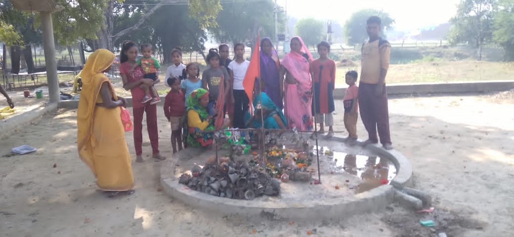 रायबरेली-ठाकुरबीर बाबा की समाधि पर हजारों श्रद्धालुओं ने आस्था के साथ कलश चढ़ाये व की पूजा अर्चना*