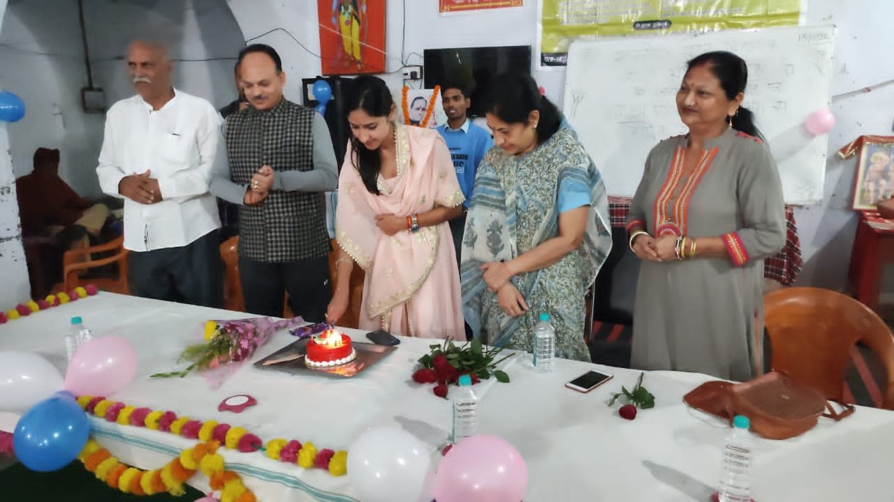 Raibareli-वृद्धजनों को भोजन वितरण कर सदर विधायक ने मनाया जन्मदिन