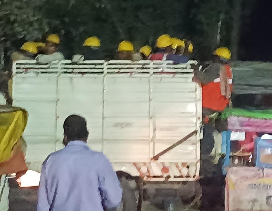 रायबरेली-खुलेआम फर्राटा भर रहे लेबरों से भरे ओवरलोड डीसीएम 