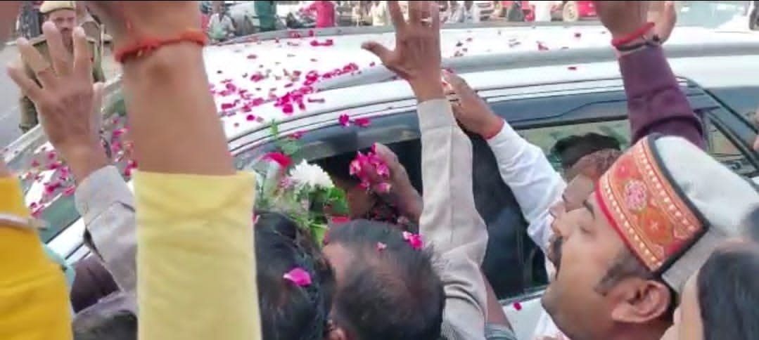 Raibareli-अमेठी के सांसद स्मृति ईरानी का कस्बे में जोरदार स्वागत