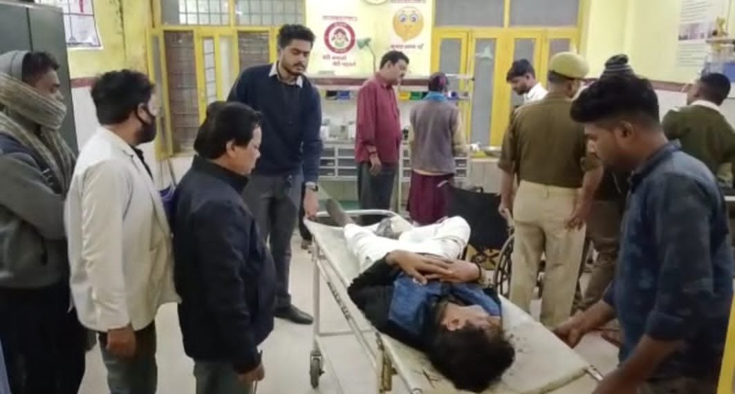 Raibareli-मिल एरिया बॉर्डर पर बेहोशी की हालत में मिला युवक पुलिस ने पहुंचाया अस्पताल चल रहा है इलाज