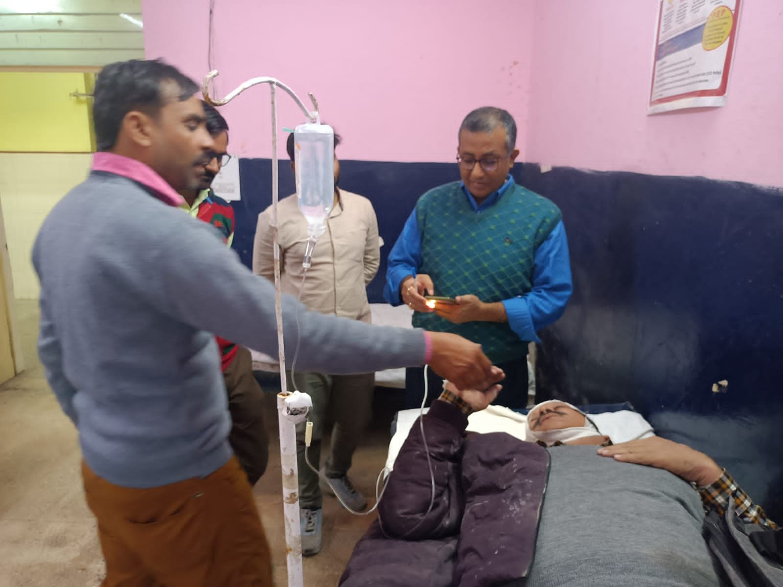 Raibareli-अज्ञात वाहन की चपेट में आने से अधेड़ घायल, ट्रामा सेंटर रेफर