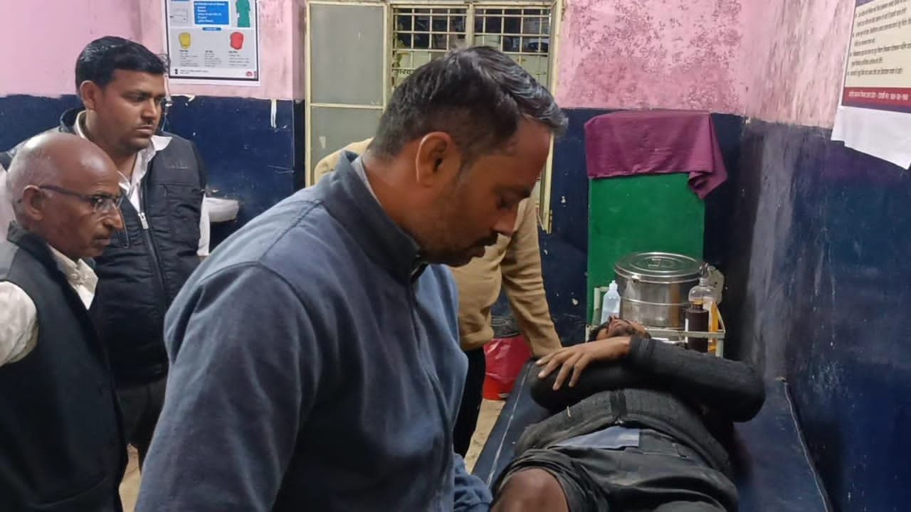 Raibareli-शराबी को बचाने के चक्कर में घायल हुआ बाइक सवार युवक   घायल युवक की कल जानी है बारात