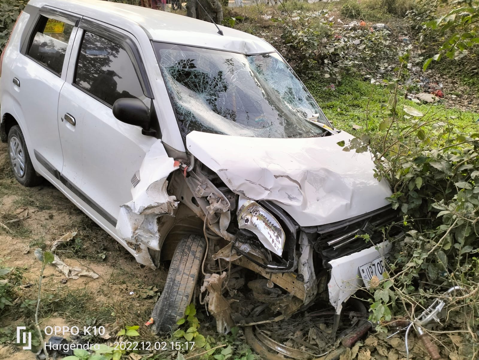 Raibareli-कार का टायर फटने से अनियंत्रित हुई कार से आधा दर्जन लोग घायल।