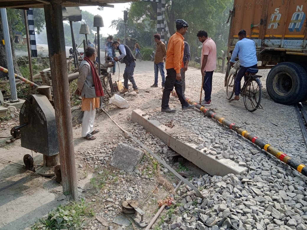 रायबरेली-रेलवे फाटक तोड़ ट्रैक पर फंसी कार, एक घंटे रूकी रही ट्रेन