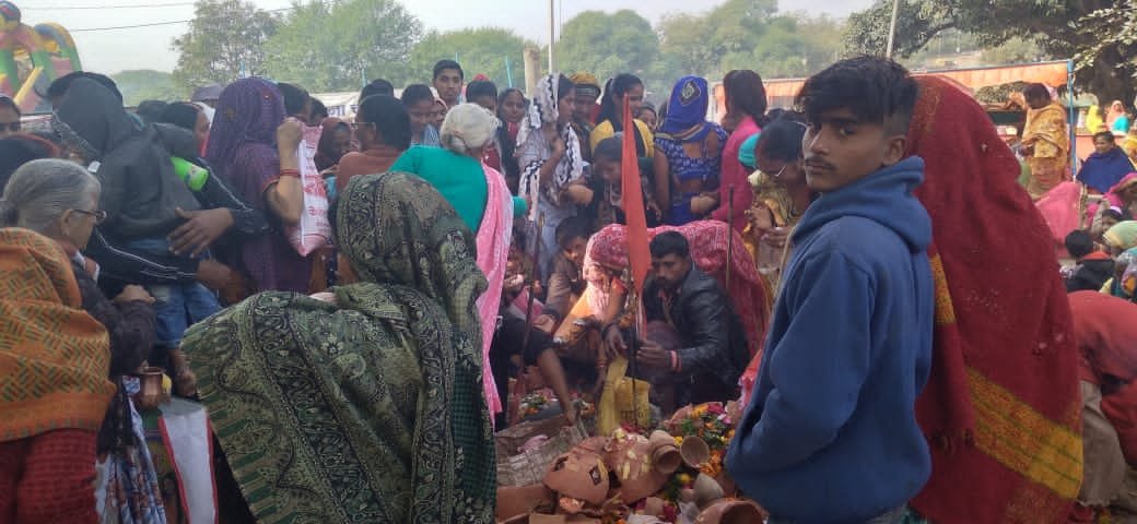 Raibareli-अश्विन मास के चौथे व आखिरी मंगलवार को ठाकुरबीर बाबा की समाधि पर श्रद्धालुओं ने चढ़ाये श्रद्धा व आस्था के कलश*