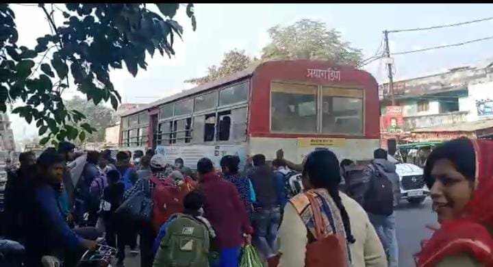 रायबरेली-रोडवेज बस में शॉट सर्किट से आग लगने से मची अफरा तफरी