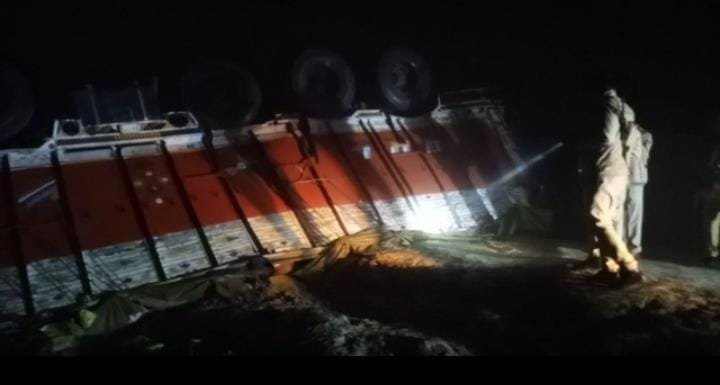 Raibareli-अनियंत्रित होकर पुल के नीचे जा गिरा तेज रफ्तार ट्रक*