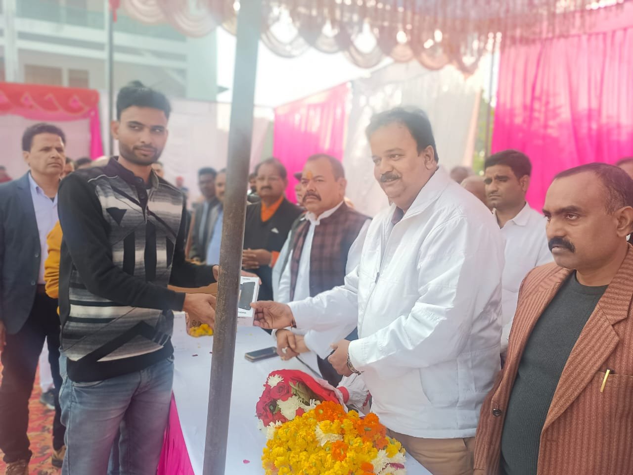 रायबरेली-एसडीएम ने बाटे स्मार्टफोन,,,,