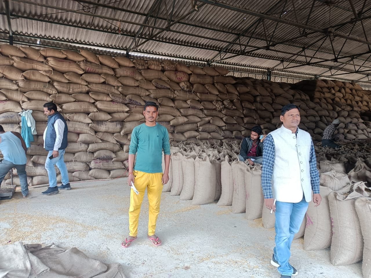 Raibareli-धान बेचने के लिए कागजों का सत्यापन ना होने से किसान परेशान।