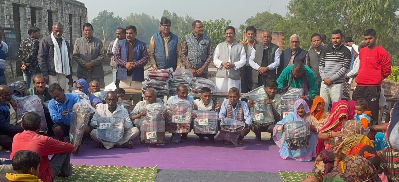 रायबरेली-कांग्रेस के पूर्व प्रत्याशी अतुल सिंह द्वारा किये गए कम्बल वितरित,,,,,
