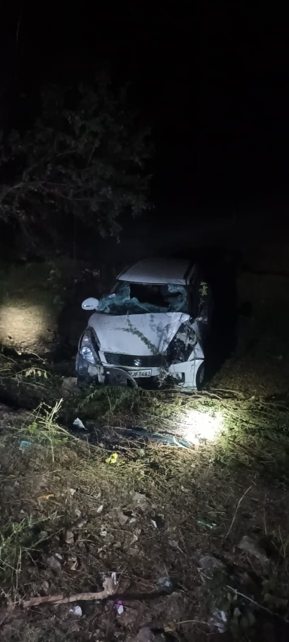 Raibareli-अनियंत्रित कार पेड़ से टकराने से व्यवसाई पुत्र की अस्पताल ले जाते समय रास्ते में मौत 2 साथी गंभीर रूप से घायल।