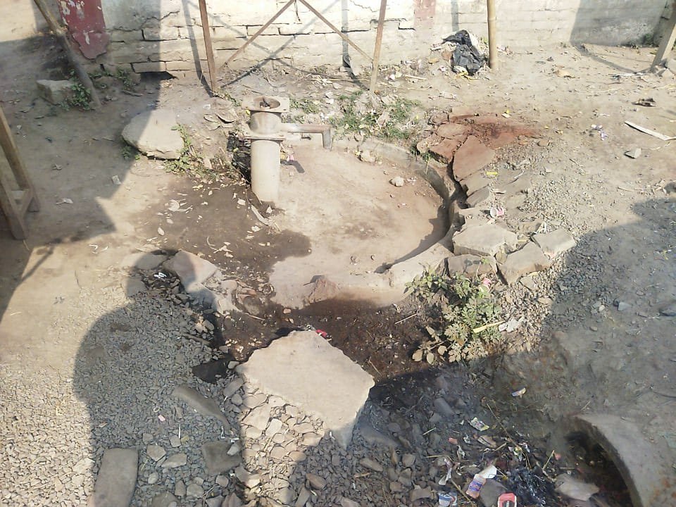 Raibareli-महीनों से बूंद बूंद पानी को तरस रहे हैं, जगतपुर चौराहे के दुकानदार एवं राहगीर