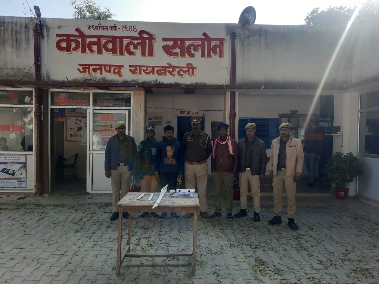 चोरी की योजना बनाते हुए पुलिस ने 5 लोगों को गिरफ्तार कर जेल भेजा।