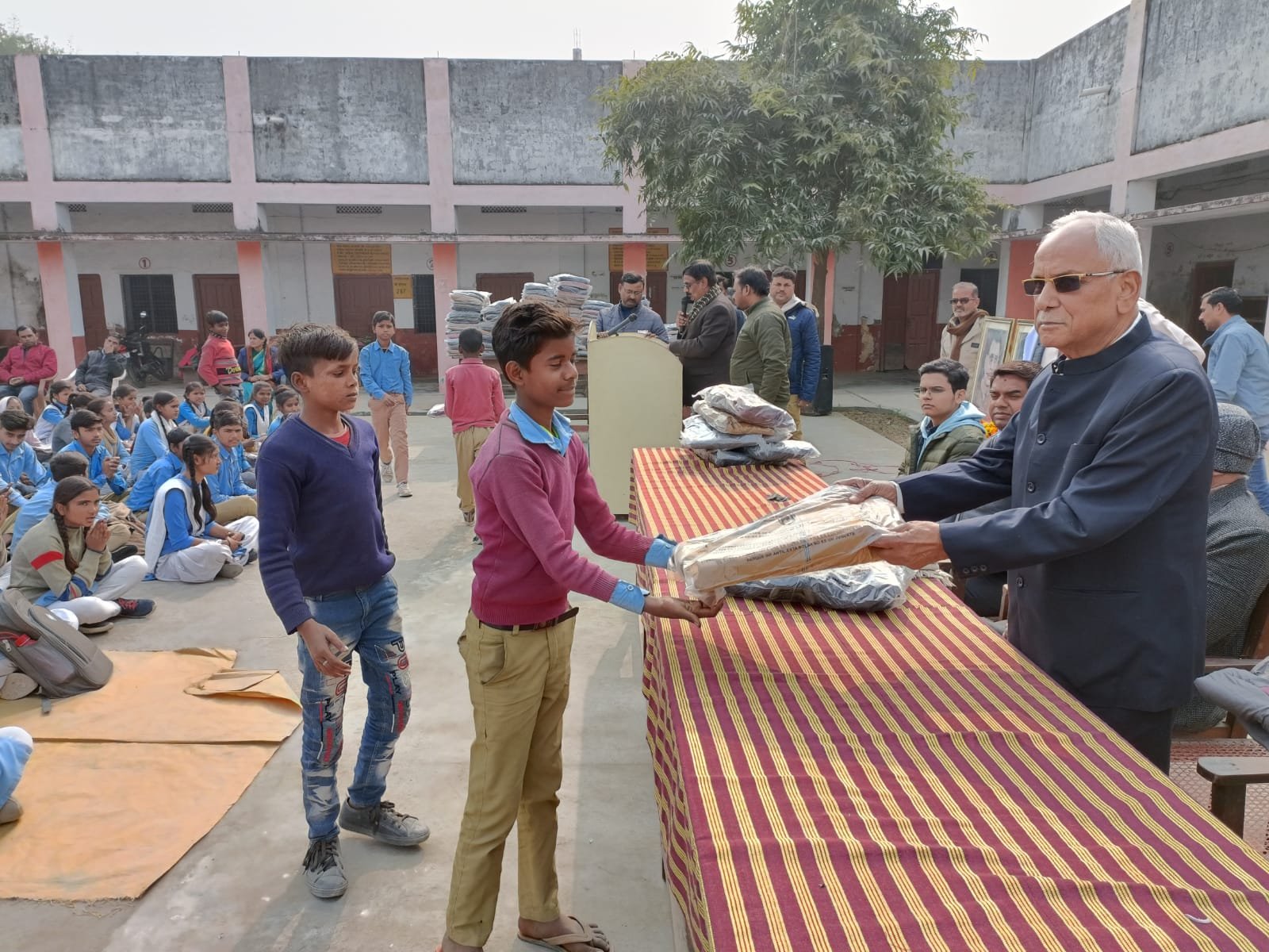 Raibareli-सर्वोदय विद्यापीठ सलोन में स्कूली बच्चों को मुख्य अतिथि ने गर्म कपड़े वितरित किया।
