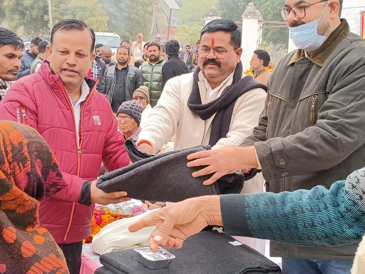 Raibareli-समाजसेवी स्व डॉ शीतला बक्स की स्मृत में गरीबों को कंबल वितरित किया गया।