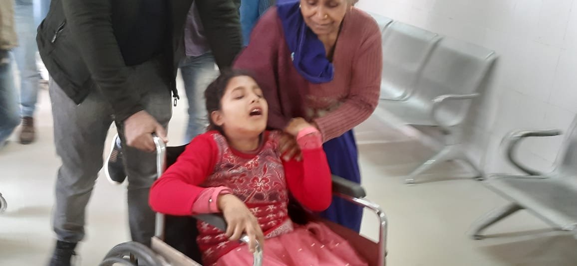 Raibareli-स्कूल से पढ़कर वापस लौट रही छात्रा ट्रक की चपेट में आने से गंभीर रूप से घायल।