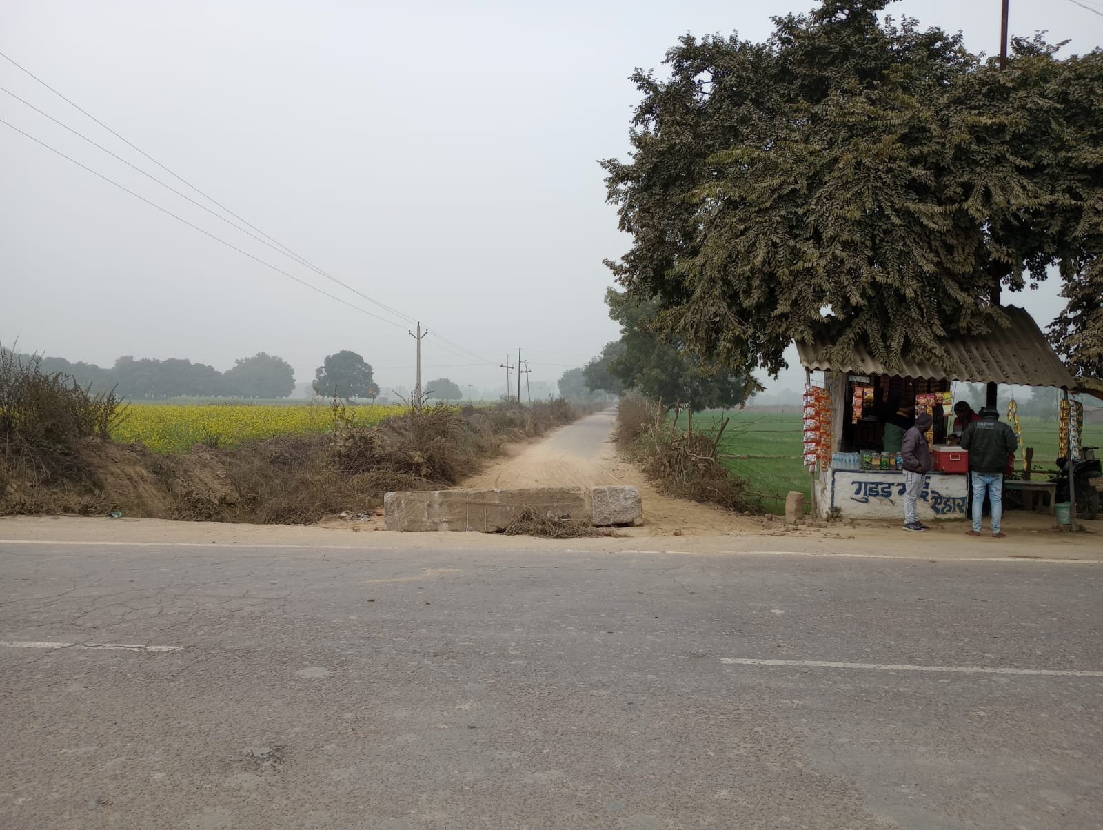 Raibareli-सैकड़ों ग्रामीणों के आवागमन का मार्ग पत्थर डालकर किया गया बंद*