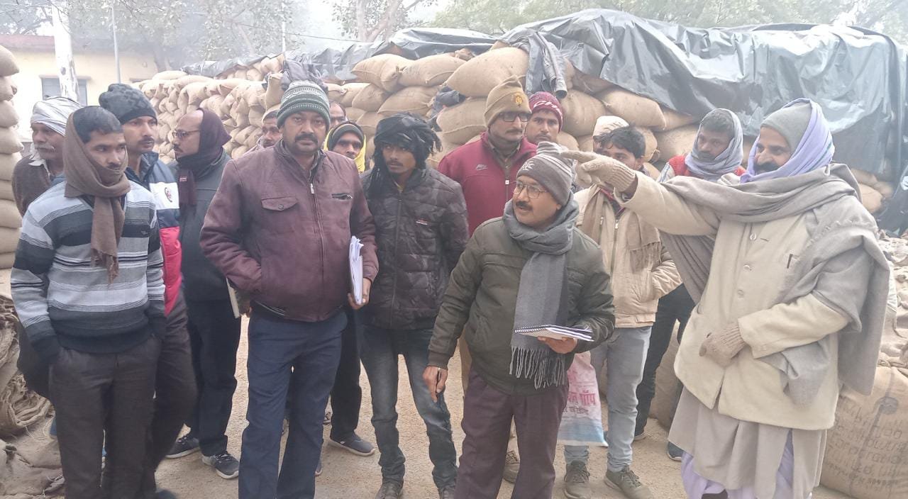 Raibareli-धान खरीद केंद्रों पर केंद्र प्रभारियों की मनमानी से किसान परेशान