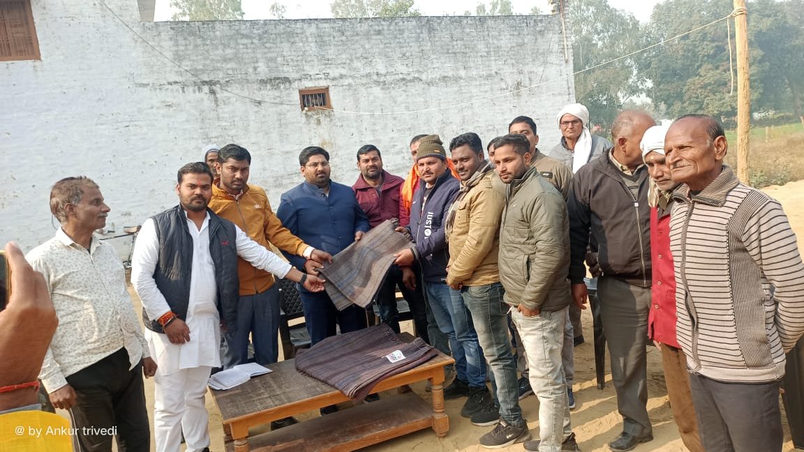 Raibareli-मंडल अध्यक्ष राही ने प्रदेश सरकार के राज्यमंत्री से प्राप्त कंबलों का किया वितरण*
